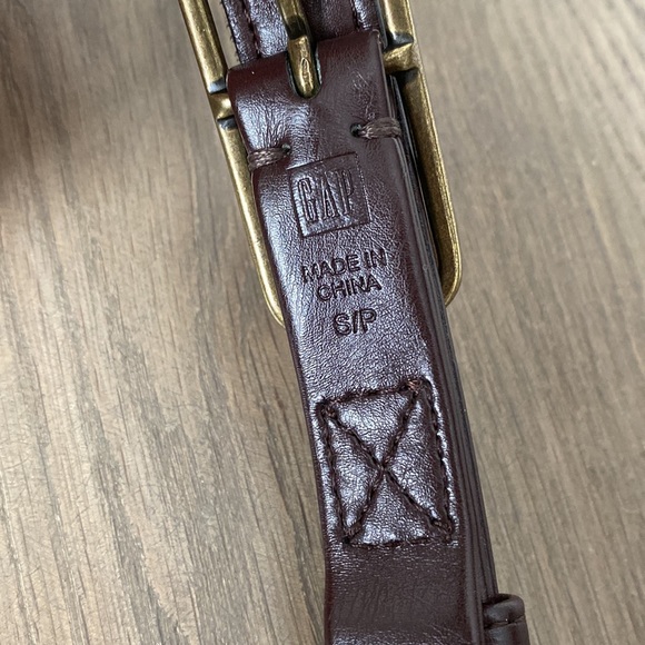 Burgundy ruffle faux leather belt. Size small - Picture 5 of 5